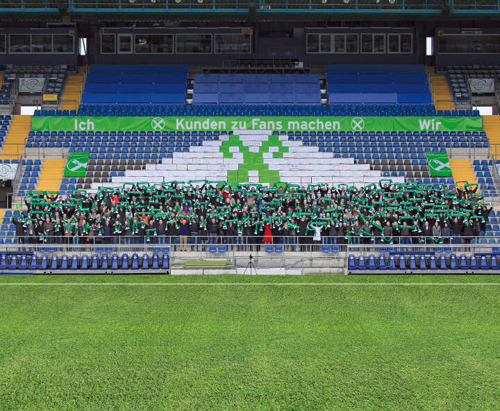 raiff schueco 065+Rasen Haende Hoch fotowand 2200